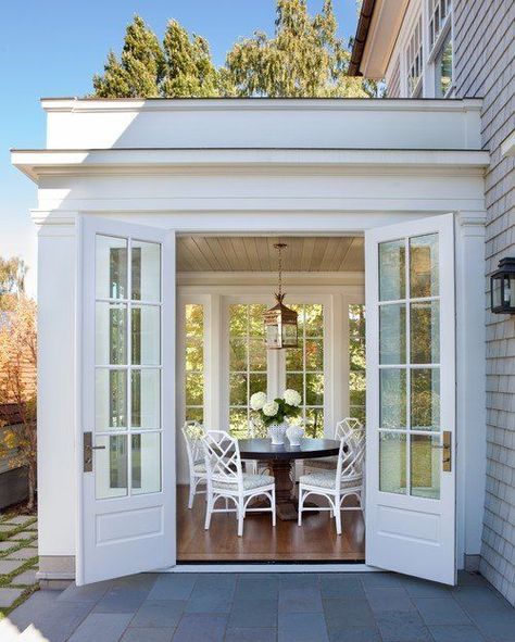 Dining Area in Garden Room Coastal Homes Exteriors, New England Coastal Homes, House Conservatory, Conservatory Ideas, Coastal Homes Plans, Minimalist Dekor, Sunroom Decorating, White Chairs, Coastal House