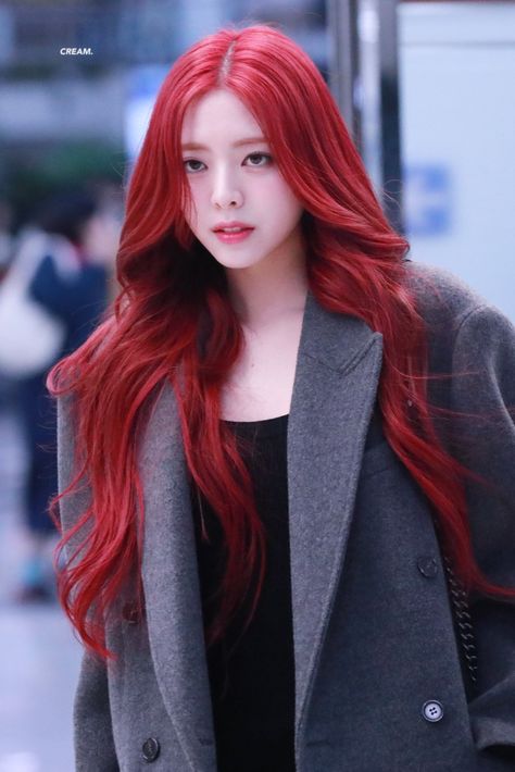 Red Hair Kpop, Kpop Hair Color, Hair Stages, Girl Hair Colors, Kpop Hair, Shin Yuna, Bright Red Hair, Yuna Itzy, Long Red Hair