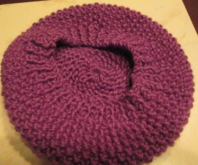 Tuto du béret pour femme - L'univers de Marie Bonnet Cap, Crochet Beret, Crochet Knit Hat, Dream Catcher Diy, Diy Hat, Diy Knitting, Berets, Crochet Videos, Baby Knitting Patterns