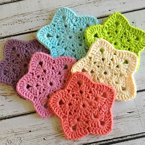 My granddaughter needed a pastel set of stars for her sink baths! Thank goodness the whip up super quick :)) Star Granny Square, Easy Beginner Crochet Patterns, Crochet Coaster Pattern, Crochet Motif Patterns, Crochet Sunflower, Crochet Stars, Kawaii Crochet, Crochet Quilt, Baby Blanket Crochet Pattern