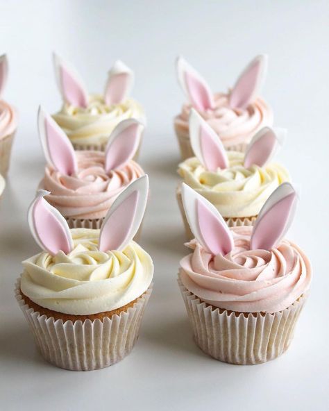 Baking | Tips & Inspiration on Instagram: “Yay or Nay? 🧁🌸 I want to wish everyone a happy easter from the bottom of my heart ❤️🤗 . These gorgeous cupcakes are made by @jessiesbakes…” Easter Cupcake Decorating Ideas, Cupcake Ideas For Kids, Cute Easter Cupcakes, Easter Cupcake Ideas, Easter Treats For Kids, Easter Cupcakes Decoration, Bunny Birthday Theme, Cupcakes For Kids, Easter Cupcakes Easy