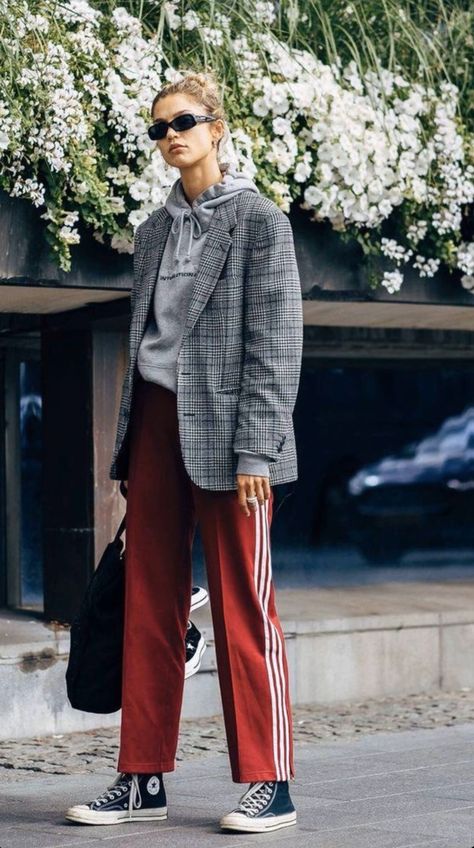 Activewear Outfits Street Styles, Fall 23 Street Style, Streetwear Fashion Women Summer 2023, Trackpant Outfit Street Style, Sports Mix Fashion, Adidas Track Pants Outfit, Adidas Street Style, Adidas Pants Outfit, New York Winter Fashion