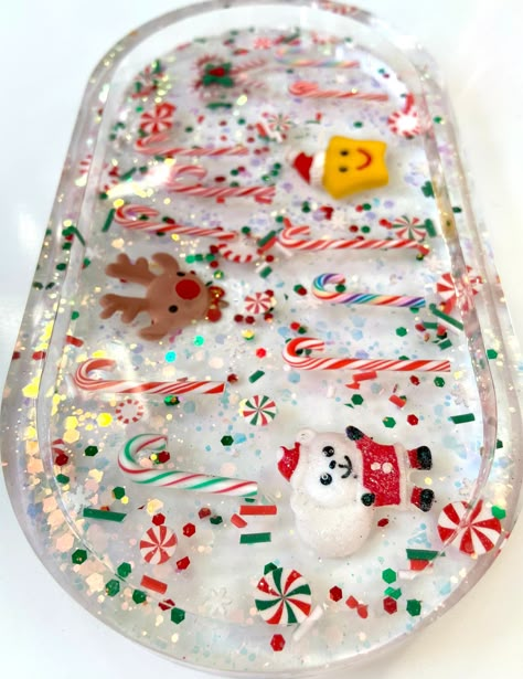 Decor Christmas Epoxy Coasters, Christmas Resin Tray Ideas, Christmas Resin Tray, Christmas Epoxy Ideas, Resin Christmas Ornaments Diy, Christmas Resin Ideas, Christmas Resin Crafts, Epoxy Christmas, Candy Cane Forest