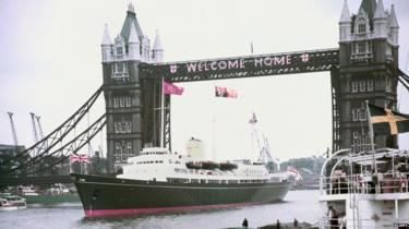 The Royal Yacht Britannia passing under Tower Bridge, London Royal Yacht Britannia, Royal Yacht, Royal Houses, London Tower, Princess Diana Photos, London Architecture, Norway Travel, Six Month, British Monarchy