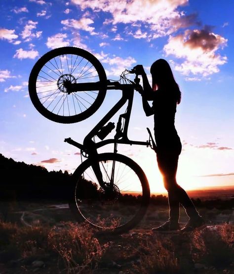 Mtb Photography Ideas, Mountain Biking Women Aesthetic, Bike Photo Ideas, Mountain Bike Photoshoot, Cycling Girl Aesthetic, Girl Cycling Aesthetic, Aesthetic Bike Pictures, Bicycle Aesthetic Girl, Mountain Biking Aesthetic