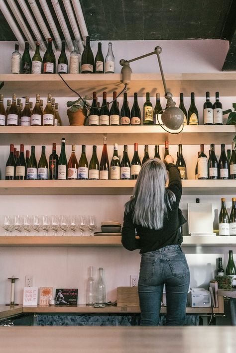 Small Wine Bar Restaurant, Scandinavian Bar Design, Cozy Wine Bar, Wine Bar Ideas Restaurants, Wine Boutique Shops, Wine Bar Interior Design, Wine Bar Aesthetic, Wine Bar Lounge, Spanish Wine Bar