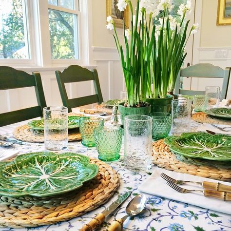 Saffron Marigold on Instagram: “☘️🍀 Today we're sharing a bit o'green that we think is just right for today. Check out this fresh, springy tablescape from longtime…” Bordallo Pinheiro Cabbage Table Setting, Round Table Settings, Green Table Settings, Green Round Placemats, Blue Table Settings, Pretty Table Settings, British Colonial Decor, Dinner Table Setting, Estilo Boho Chic