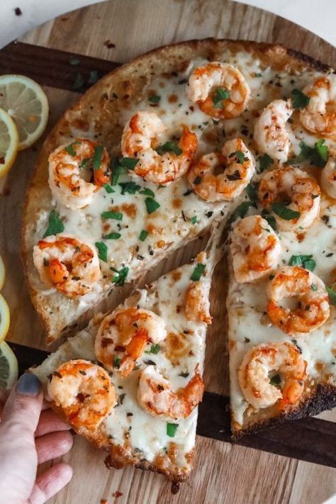 Seafood Pizza Recipes, Pizza Toppings Combinations, Shrimp Pizza, Seafood Pizza, Slice Of Pizza, Cauliflower Crust Pizza, Pizza Recipes Homemade, Shrimp Scampi, Super Bowl Food