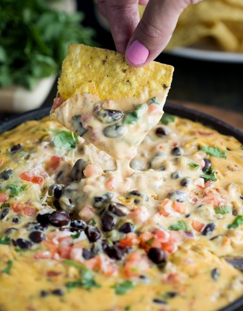 This warm and savory Cowboy Queso dip is loaded with ground beef, your favorite ale, tomatoes, black beans, and fresh cilantro. Perfect for watching the big game with friends. Cowboy Dip Recipe, Cowboy Queso Dip, Cowboy Dip, Cowboy Queso, Dip Sauces, Nacho Recipes, Chips Dip, Veggie Quiche, Instant Food