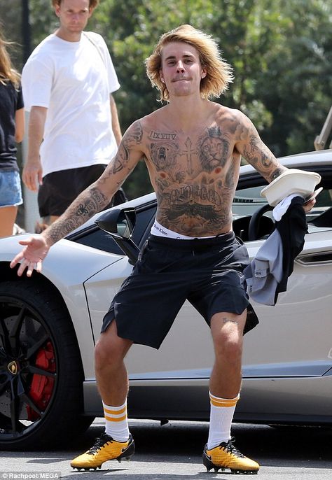 All puffed out: Justin was clearly not shy about showcasing his body art in nothing more t... #justinbieber Lee Min Ho Shirtless, Justin Beiber Shirtless, Justin Bieber 2018, Justin Bieber Tattoos, Smile Tattoo, Justin Bieber Posters, Justin Bieber Style, Tattoos Men, Bad Tattoos