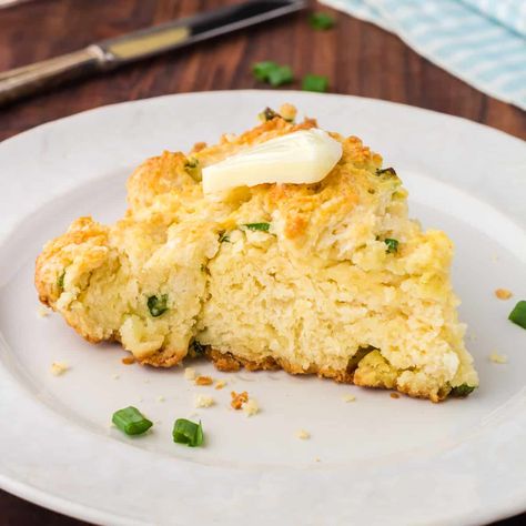 Flavorful and fluffy biscuits without messing up your countertop! Sour Cream and Onion Skillet Biscuits come together in one bowl. Skillet Biscuits, Savory Breads, Fluffy Biscuits, Biscuit Sandwich, Fried Pork Chops, Flaky Biscuits, How To Make Biscuits, Savory Bread, Comfort Food Southern