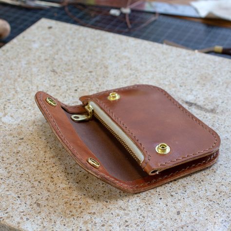 Making A Leather (Mini) Trucker Wallet - Free PDF Template Set | MAKESUPPLY Leathercraft Pattern, Handmade Leather Bag Pattern, Wallet Template, Trucker Wallet, Leather Tutorial, Diy Leather Projects, Leather Wallet Pattern, Leather Craft Patterns, Leather Bag Pattern