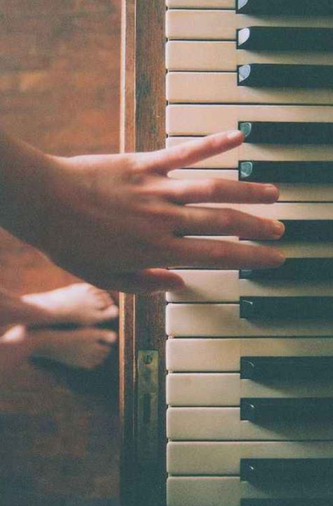 Keys Playing The Piano, Band Geek, She Is Fierce, Foto Art, Music Aesthetic, Piano Lessons, Intp, The Piano, 인물 사진