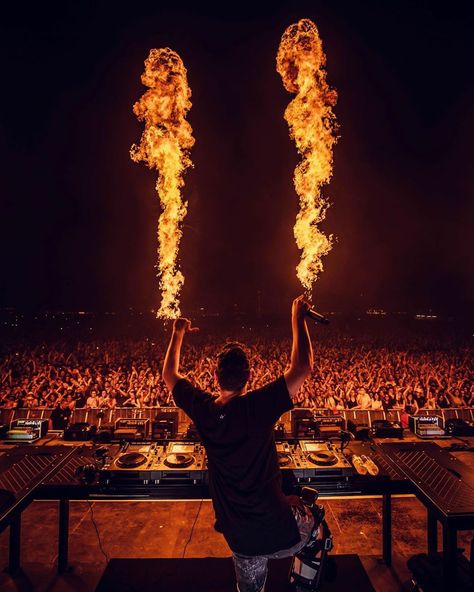 Martin Garrix Concert, Social Media Business Plan, Edm Aesthetic, Ushuaia Ibiza, Techno Festival, Photography Men, Edm Dj, Background Images Free Download, Portrait Photography Men