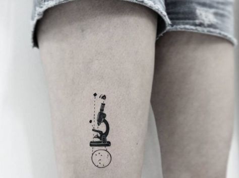 Microscope Tattoo, Biology Tattoo, Serotonin Tattoo, Chemistry Tattoo, Science Tattoo, Science Tattoos, Dna Tattoo, Dinosaur Tattoos, Tattoo Zeichnungen