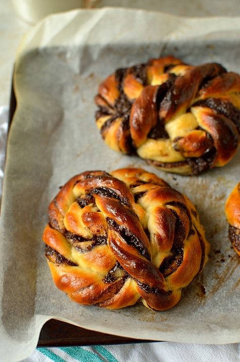 Bread Twists, Swirled Bread, Milk Bread, Chocolate Bread, Chocolate Swirl, Bread Roll, Bread Bun, Bun Recipe, Asian Desserts