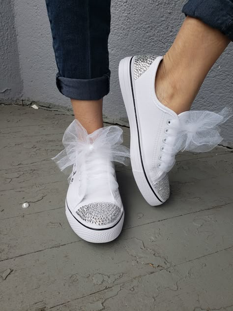 Wedding Converse Bride, Wedding Tennis Shoes, Bedazzled Shoes Diy, Bride Sneakers, Wedding Vans, Converse Wedding Shoes, Shoes Fashion Photography, Nike Vans, Diy Sneakers