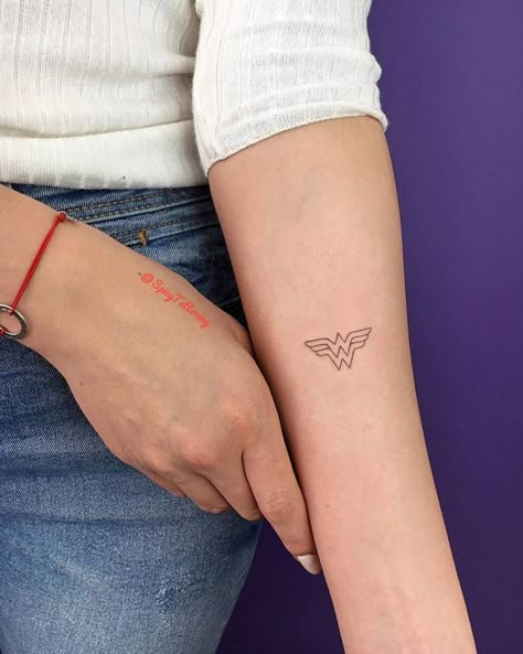 Dark Wonder Woman, Number Tattoo Ideas, Wonder Woman Tattoo, Pop Culture Tattoos, Running Tattoo, Cool Mom Style, Tattoo Number, Culture Tattoos, Number Tattoo