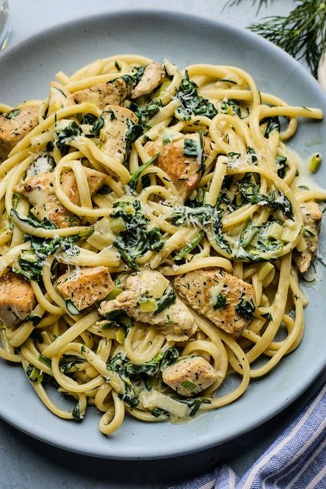 Tender pieces of chicken, with pasta in creamy sauce with spinach, lemon and fresh herbs Chicken And Spinach Pasta, Spinach Leek, Creamy Chicken Spinach Pasta, Chicken With Pasta, Chicken Pesto Pasta Salad, Leek Pasta, Spinach Pasta Recipes, Summer Pasta Recipes, Chicken Spinach Pasta