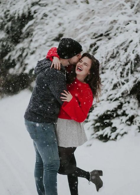 Snow Proposal, Winter Couple Pictures, Couple Photography Winter, Snow Couple, Snow Photoshoot, Snow Photography, Travel Pictures Poses, Winter Photoshoot, Winter Engagement Photos