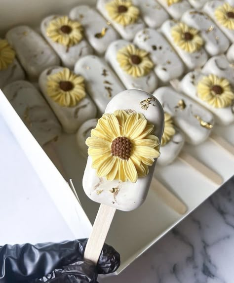 Bee Cake Popsicles, Sunflower Cakesicles, Yellow Cakesicles, Bee Cakesicles, Flower Cakesicles, Spring Cakesicles, Boho Cakesicles, Cake Sicles Design, Cake Popsicles Ideas