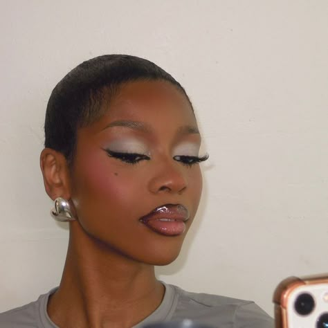 Deltopia Aesthetic, White Eyeshadow Looks Black Women, Vampy Makeup For Black Women, White Eyeshadow Looks, 90s Glam, Makeup For Black Skin, Brown Skin Makeup, Face Beat, Cool Makeup Looks