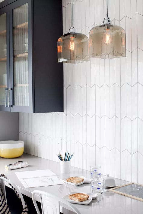 Modern Kitchen Backsplash, Contemporary Style Kitchen, Chevron Tile, Kitchen Backsplash Designs, White Backsplash, Backsplash Designs, Classic Kitchen, Modern Kitchen Cabinets, White Modern Kitchen