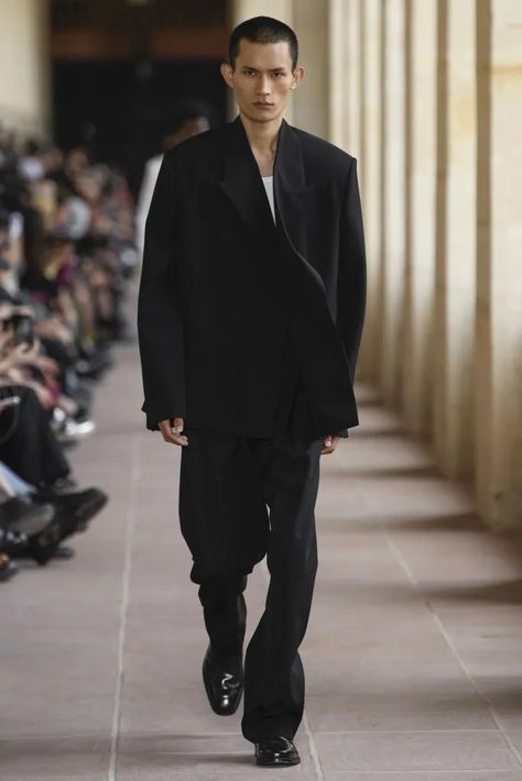 Givenchy Menswear Spring 2024 Paris - Fashionably Male Givenchy Menswear, Matthew M Williams, Givenchy Men, White Windbreaker, Francisco Lachowski, Givenchy Man, 1017 Alyx 9sm, The Wave, Sleeveless Jumpsuits