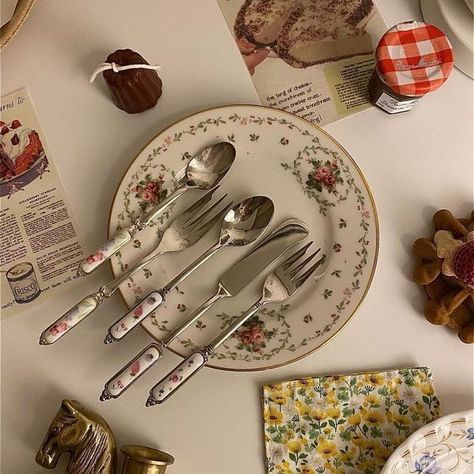 Cute Silverware, Aesthetic Kitchenware, Diner Dash, Cute Plates, Aesthetic Room Design, Barang Aesthetic, Cute Objects, Kitchen Vibes, Spoon Fork Knife