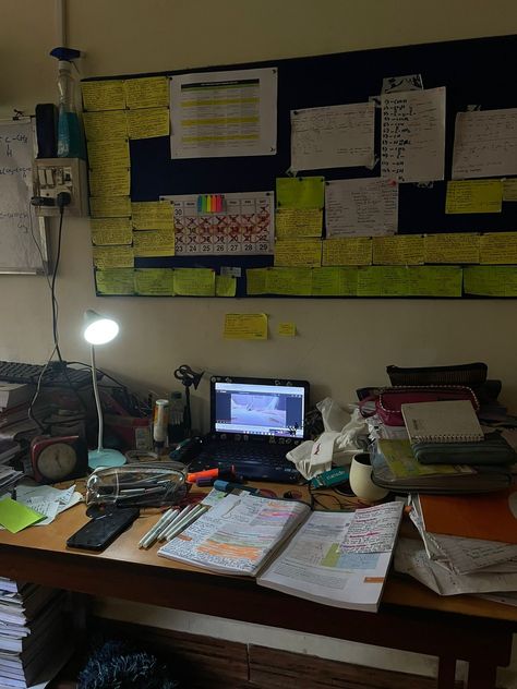 Desk Organization For Students, Table Study Aesthetic, Messy Study Table Aesthetic, Messy Table Aesthetic, Messy Study Aesthetic, Messy Study Table, Messy Desk Aesthetic, Life Is A Simulation, Study Table Aesthetic