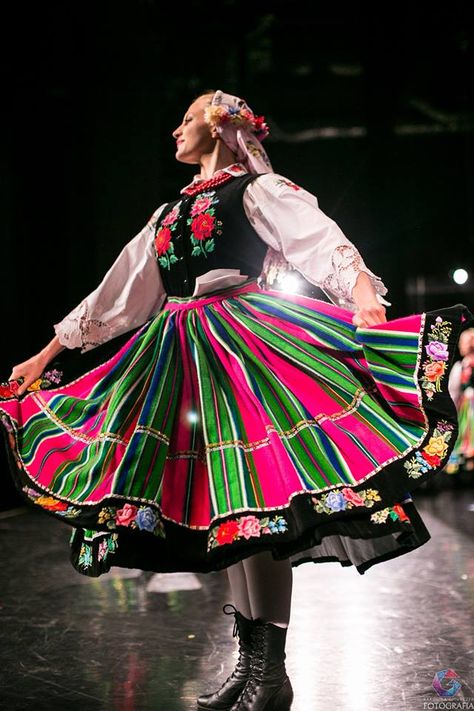 Polish Traditional Costume, Polish Costume, Earth Clothes, Russian Dress, Polish Clothing, Polish Traditions, Polish Folk Art, Polish Women, Culture Clothing