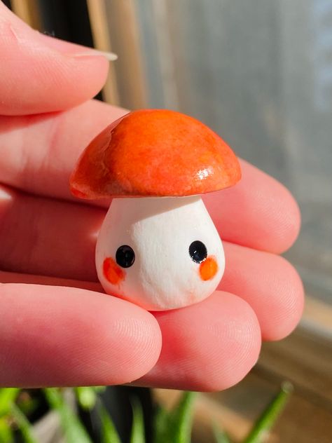 Mushroom :) This cutie will make an adorable little desk friend, shelf decoration and more! All of my art is original and one of a kind. Thank you so much for visiting Gerda's Garden Boutique ❦ Small Clay Creations, Simple Clay Sculpture Ideas, Polymer Clay Inspiration, Clay Art Ideas Easy, Weird Trinkets, Small Things To Make Out Of Clay, Little Clay Ideas, Cute Clay Things, Mini Clay Sculptures