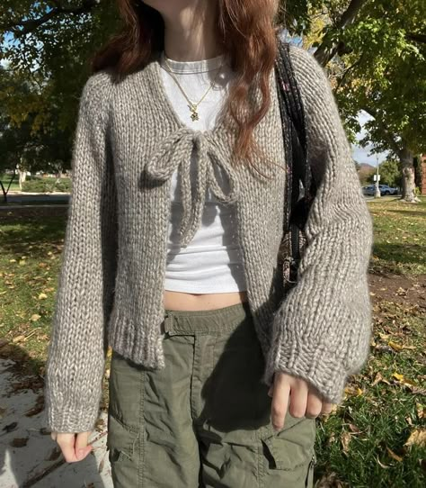 Pola Sweater, Crochet Fashion Patterns, Diy Blouse, Cardigan Pattern, Knit Outfit, Knit Fashion, Knitting Inspiration, Crochet Cardigan, Crochet Fashion