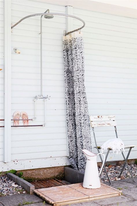 15 Fabulous Outdoor Shower Ideas Letting You Cherish a Comforting Open-Air Bath! Outdoor Shower Ideas, Outside Showers, Pool Shower, Outdoor Bath, Bar Patio, Outdoor Bathrooms, Outdoor Material, South Shore, Back Patio