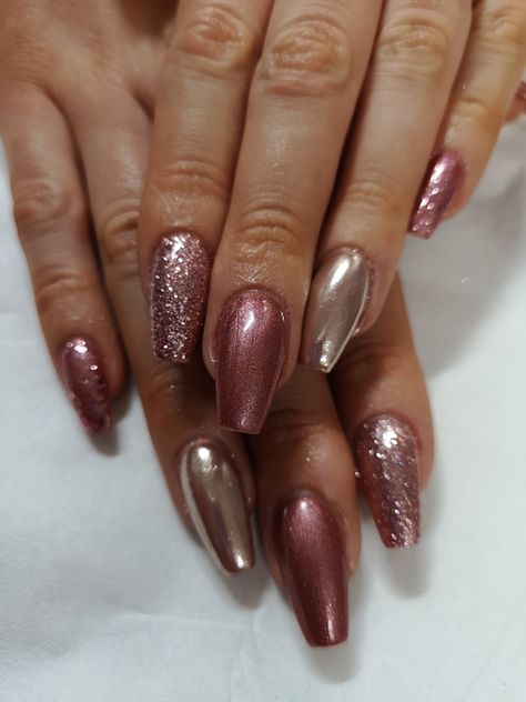 Champagne Color Nails Rose Gold, Copper Nails Designs Rose Gold, Dark Rose Gold Nails, Matalic Nails Short, Rose Gold And Pink Nails, Rose Gold Wedding Nails, Rose Gold Christmas Nails, Rose Gold Gel Nails, Rose Gold Sparkle Nails