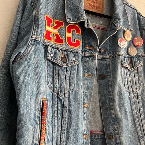 Diy Sports Team Denim Jacket, Chiefs Jean Jacket, Chiefs Jacket, Astros Jacket, Football Wife, Jacket Inspiration, Jean Jacket Patches, Diy Denim Jacket, Sports Attire