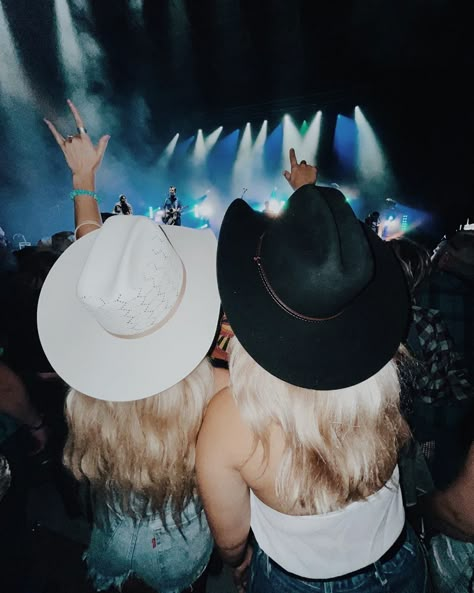 Cowboy hat, country concert, photo inspiration Country Best Friend Pictures, Music Festival Aesthetic, Country Poses, Best Friend Picture, Concert Signs, Playlist Covers Photos, Country Music Concerts, Summer Picture Poses, Country Music Festival