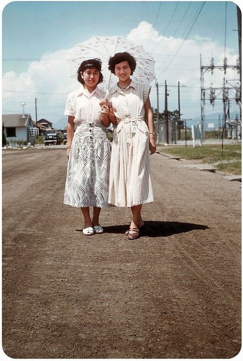 Vintage everyday: Color Photographs of Japan in 1950s-60s. 1950s Fashion, 1950s Fashion Inspiration #1950s #1950sfashion #vintagephoto #japan #vintagephoto 1950s Japanese Fashion, Vintage Japanese Photos, Historical Japan, Japan 1950s, 80s Japan, Showa Retro, 50s Womens Fashion, Nostalgia Aesthetic, Japanese Photography