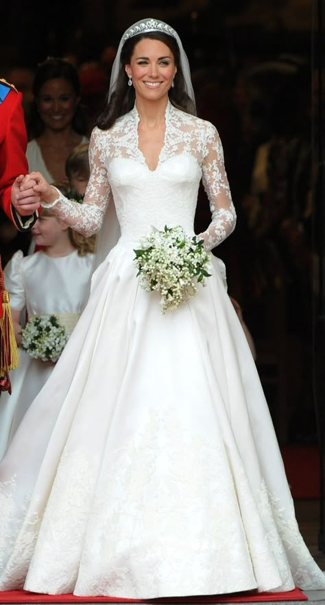 Duchess Catherine of Cambridge, 2011 Princess Kate Wedding Dress, Vestidos Kate Middleton, Alexander Mcqueen Wedding Dresses, Kate Wedding Dress, Kate Middleton Wedding Dress, Wedding Dress Costume, Düşes Kate, Middleton Wedding, Kate Middleton Wedding