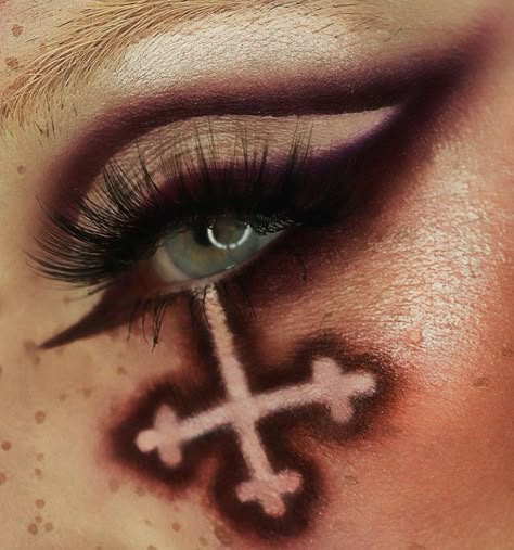 Halloween Evil Makeup, Satanic Makeup Halloween, Fallen Angel Makeup Ideas, Fallen Angel Make Up, Unholy Makeup, Demon Eye Makeup, Nun Makeup Halloween Pretty, Evil Nun Makeup, Fallen Angel Costume Makeup