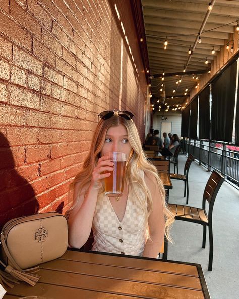 Pic inspo for day out at a brewery 🍺 Beer Photoshoot For Boyfriend, Brewery Instagram Pictures, Aesthetic Beer Pictures, Beer Pictures Instagram, Brewery Picture Ideas, Brewery Photoshoot, Beer Photography Photo Ideas, Brewery Aesthetic, Beer Photoshoot