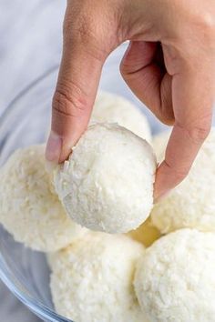 Lemon Cheesecake Keto Fat Bombs - These low carb, keto fat bombs are an easy, no-bake frozen treat you can make with simple ingredients. Dolce Poche Calorie, Desserts Keto, Postre Keto, Starting Keto Diet, Resep Diet, Fat Bomb Recipe, Low Carb Dessert, Keto Fat, Keto Cheesecake