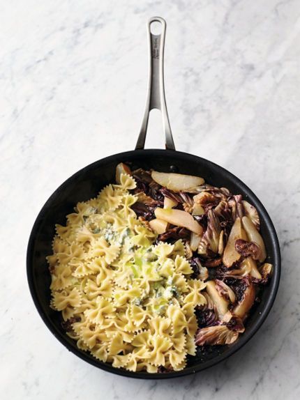 Pear & gorgonzola farfalle | Jamie Oliver pasta recipes Jamie Oliver Pasta, Garlic Mushroom Pasta, Jamie Oliver 5 Ingredients, 5 Ingredient Meals, Jaime Oliver, Cheesy Pasta Recipes, Mushroom Recipes Pasta, Creamy Mushroom Pasta, Mushroom Stroganoff