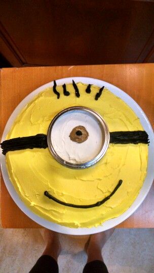 Easy minion cake!! A 2 layer round cake. Used a canning jar ring for the eye. Easy Minion Cake, Diy Minion Cake, Diy Minion Cupcakes Easy, Twinkie Minions Diy, Simple Minion Cake, Minion Birthday Cake Easy, Diy Minions, Minion Birthday Party, Funny Birthday Cakes