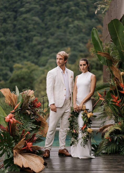 Modern Jungalow Wedding Inspiration in a Luxury Costa Rican Villa ⋆ Ruffled Jungle Wedding Dress, Jungalow Wedding, Wedding Costa Rica, Rainforest Wedding, Planning 2024, Tropical Luxe, Modern Tropical Wedding, Tropical Weddings, Wedding Nature