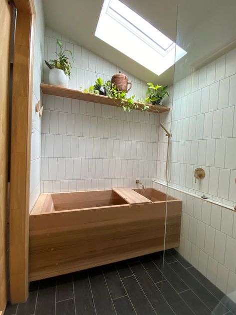 Japanese Inspired Bathroom, Japan Bathroom, Minimal Bathroom Decor, Soaking Tub Shower Combo, Japanese Bathroom Design, Japanese Inspired Bedroom, Japanese Bathroom, Minimal Bathroom, Japanese Bath