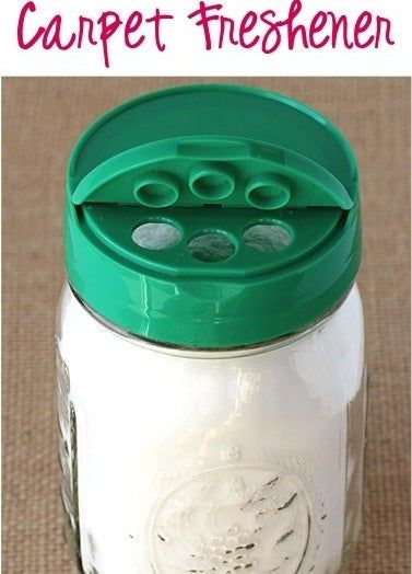 Fill a canning jar with baking soda, top with the lid of an empty parmesan cheese container, then sprinkle it on your carpets when they need a refresh. 15 Life-Changing Home Hacks Using Things You Probably Already Own Air Freshener Recipes, Carpet Diy, Carpet Powder, Homemade Air Freshener, Carpet Freshener, Carpet Cleaner Homemade, Cleaning Painted Walls, Diy Spices, Deep Cleaning Tips