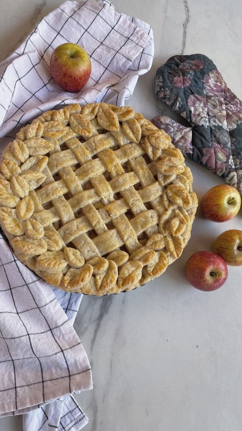 Apple pie, aesthetic Pie Aesthetic, Apples Cinnamon, Apple Season, Apple Pie Recipes, Baked Apples, Apple Recipes, Christmas Baking, Pie Recipes, Dessert Recipes Easy