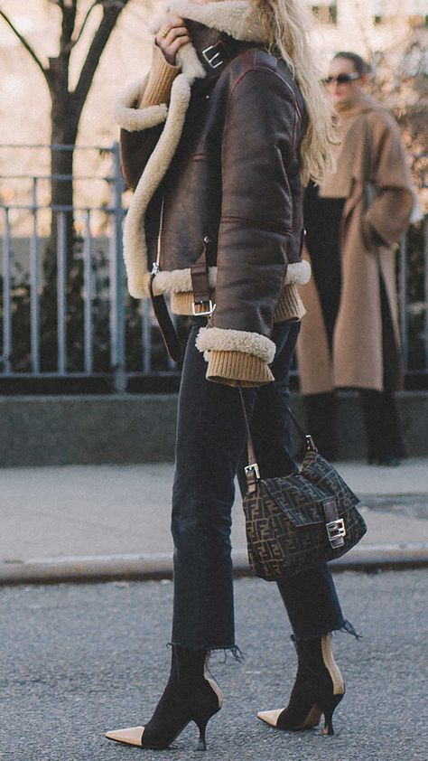 Click for more looks! Best outfits of New York Fashion Week street style day three NYFW FW19  Photo by @J2martinez Jose J. Martinez www.jmrtnz.com Chic New York Style, Leather Sherpa Jacket Outfit, New York Chic Style, New York Street Style Winter, New York Style Outfits, New York Fashion Winter, Cold Weather Street Style, Nyfw 2023, Sarah Christine