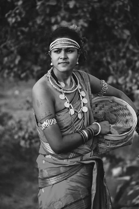 Chhattisgarh Culture Drawing, Chhattisgarh Culture, Chhattisgarh Art, Culture Drawing, Lion Live Wallpaper, Women Portrait, Best Profile Pictures, Indian Tribes, Couples Poses